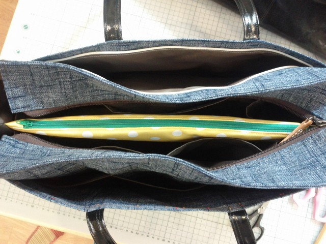 中央分隔的拉鍊口袋