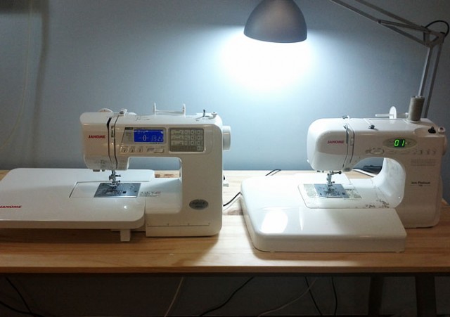 右邊是Janome J760，左邊是新戰友Janome A8000