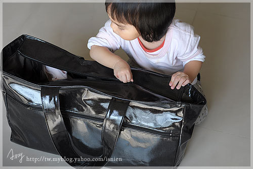 上頭的大拉鍊也是必須的,這樣才不會有灰塵,這拉鍊不太好車,尤其是與表布接縫的地方非常的厚,遇到最厚的地方,都是用手轉才過關的,車完手真的非常的酸呀。