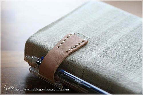 不管怎樣,筆跟筆記本一定要在一起,有別於niizo筆記本把筆放在封面,這次我讓我的筆放在側面,用雙針縫固定就好。