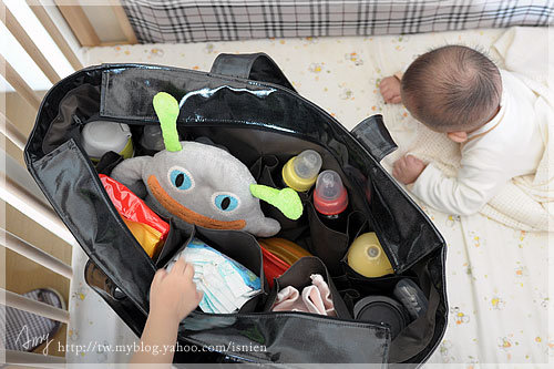 這媽媽包大到可以把兔妹塞進去了,我是因為有兩個小孩的東西要帶才需要做這麼大一個媽媽包,只有一個北鼻的,應該就可以小1/3了