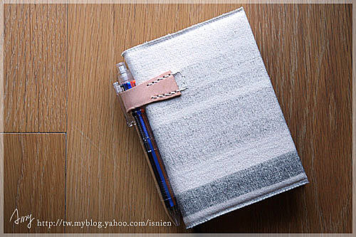 這其實是布料的背面,而當時我看上的是布料的正面,是全黑的有上漿(有一陣子我很愛買有上漿的布,只要聽到上漿,就會乖乖掏錢出來),那時只剩最後一碼,背面也變成這樣髒髒的,老闆還問我介不介意,結果後來我是把背面拿來當正面用,因為這紋路太自然了,而且上過漿的布也不用收邊,非常適合拿來作書衣,很有隨性的味道。