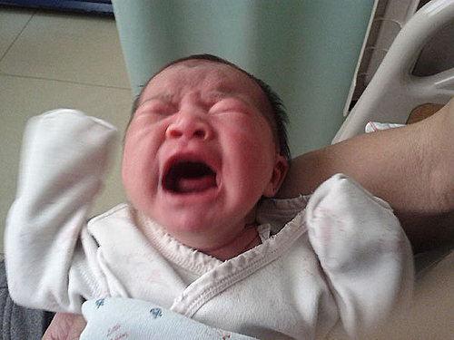 下一秒馬上就變臉了,小孩一哭就變得好醜喔,記得剛生完虎妹,她一哭我們都好緊張,現在第二胎,她一哭我還可以邊慢慢上廁所,或專心幫她換尿布,比較不會手忙腳亂了。