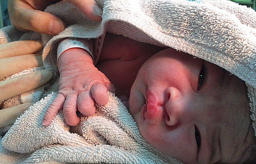 兔妹終於被擠出來了,護士清理過抱過來放在我的胸前,醫生還一邊縫合我的傷口,一看到她,我跟zou就開始認領我們的五官,似乎跟zou比較不像,那就是比較像我了,臉很圓,肉很多,嘴又大又翹。