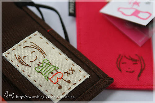 訂製的是高樓大廈筆記本與保平安票卡夾,圖案是zane喜歡的女孩之前親手畫給她的,他想用這個圖案訂做聖誕節禮物給她。我用手縫把香香的圖案縫起來,衣服與褲子的顏色也是隨意搭配的,zane收到後來信說,真的太巧了,香香的衣服的確是這個顏色,好妙ㄚ。