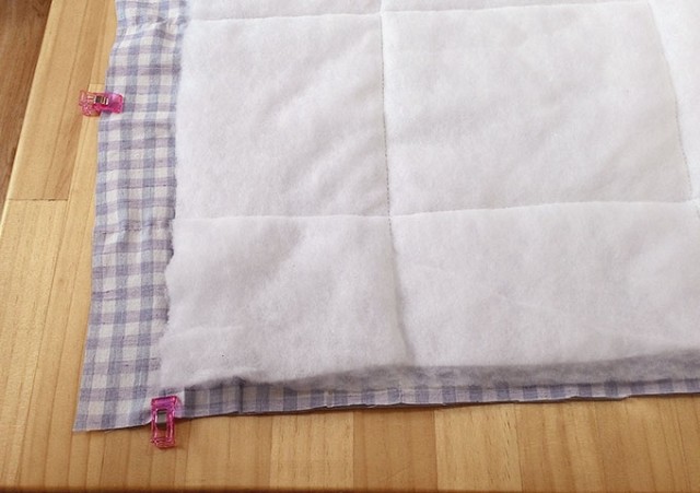 接著用夾子或珠針把兩塊表布夾好，四邊車縫，縫份1cm，留返口15cm。