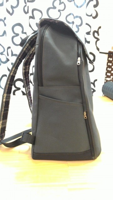 一直想要把底做大，但又不希望包款太厚，所以側邊當然得被順著縮小，但完成後覺得這梯形的側邊好像不是很耐看，好吧，還是要改掉。