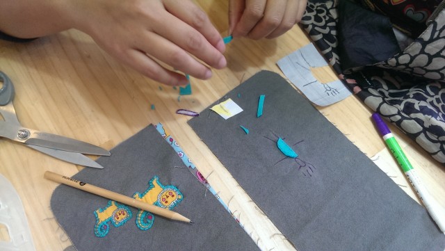 媽媽為相機包縫上圖案，圖案是自己女兒的創作