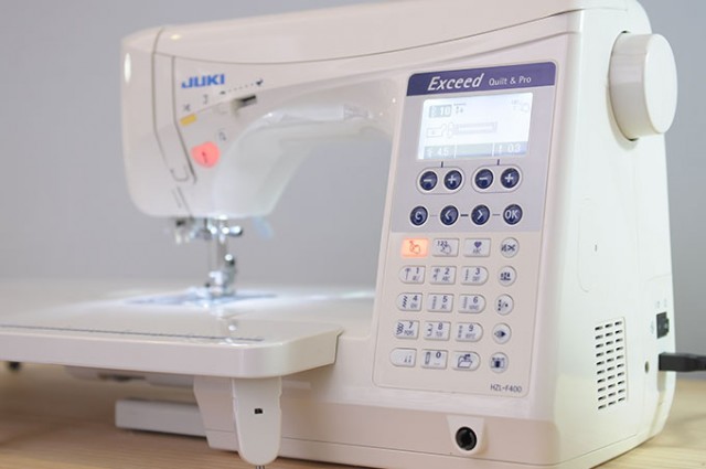 橘色背光按鈕和冷光大螢幕