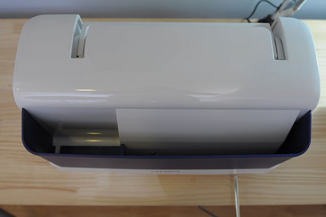 收納盒前方附有配件和車線收納空間