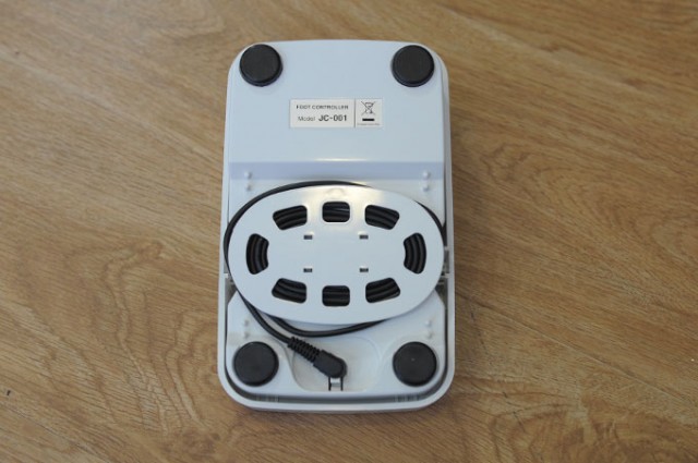 下方還有捲線槽,可以把腦人的線收的很好