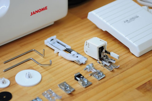 Janome 5031S 壓腳配件，有附均勻壓布腳喔