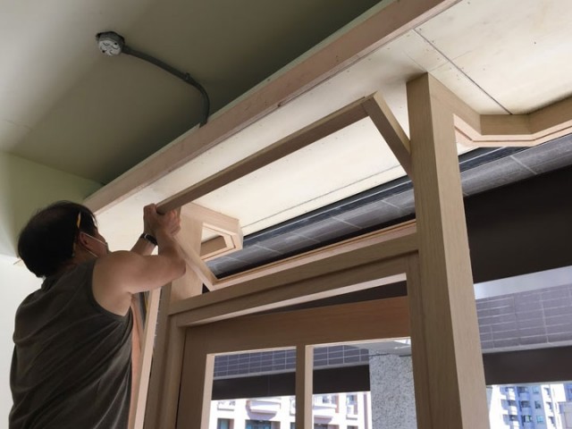 安裝木作氣窗中