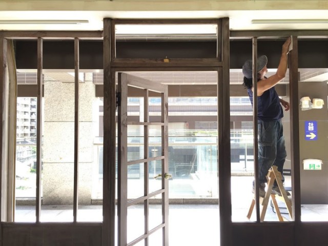 木作門染黑色打磨中