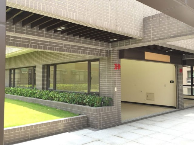 工作室外美麗的大草皮