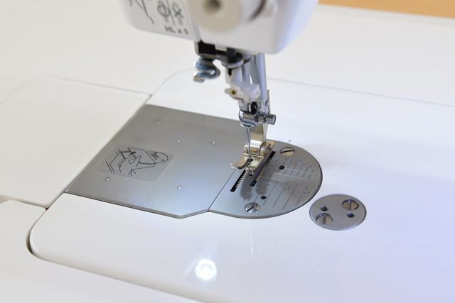 janome1600p-qc 壓腳及針板