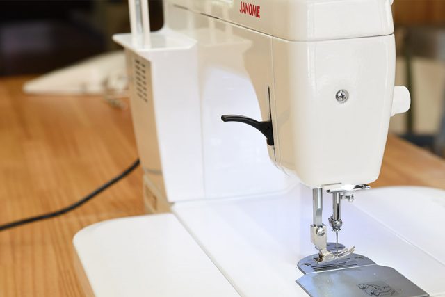 janome1600p-qc 壓腳抬起把手