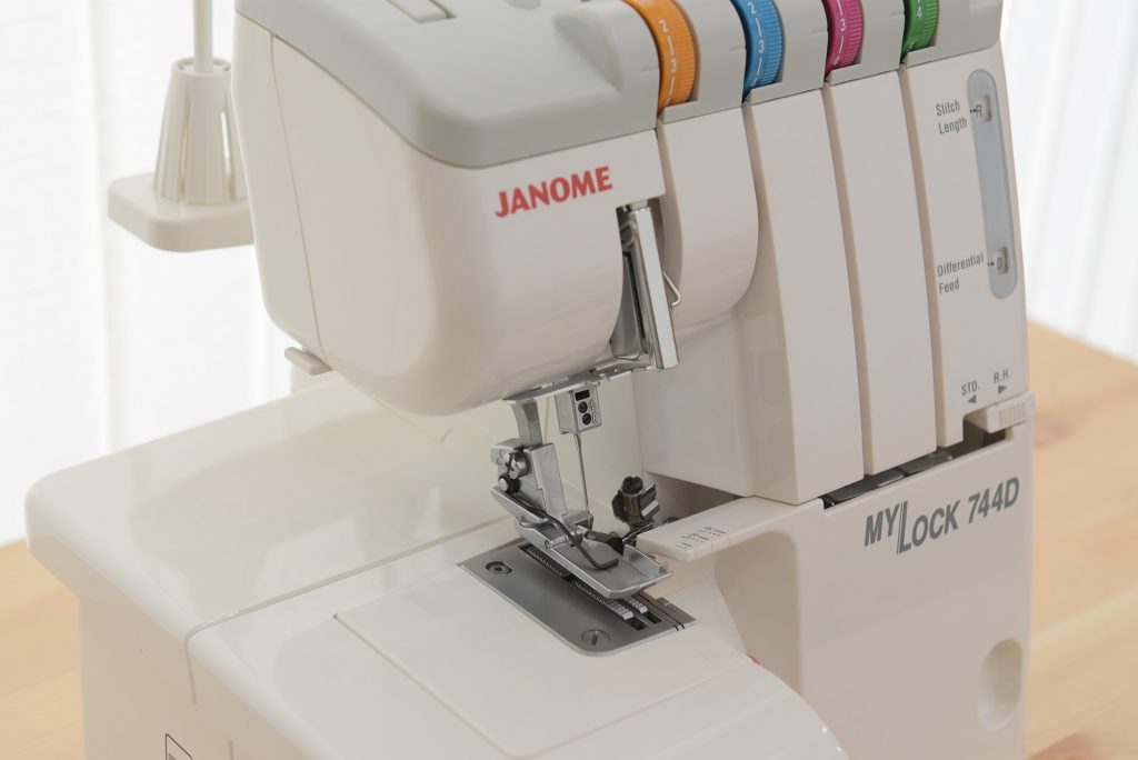 Janome 744D 拷克機